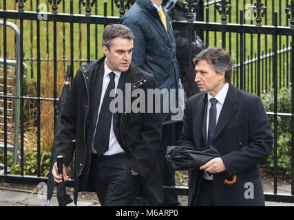 Watford Chief Executive Scott Duxbury kommt an der Kirche mit Watford Eigentümer Gino Pozzo vor der Beerdigung von Graham Taylor an der Kirche St. Mary, Stockfoto