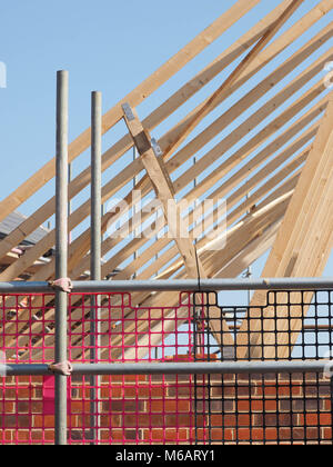 Dachstühle AUF HOPKINS WOHNUNGEN, inländische GEHÄUSE ORT, WARTEN AUF DAS NÄCHSTE STADIUM IN DEN BAU UND FERTIGSTELLUNG Stockfoto