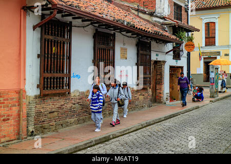 Bogota, Kolumbien - 27 Januar, 2017: Lokale kolumbianischen Volkes durch die engen Gassen der Altstadt La Candelaria Bezirk laufen in der Hauptstadt Stockfoto