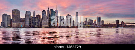 Lila Sonnenuntergang über der Skyline von Manhattan, New York City, USA. Stockfoto