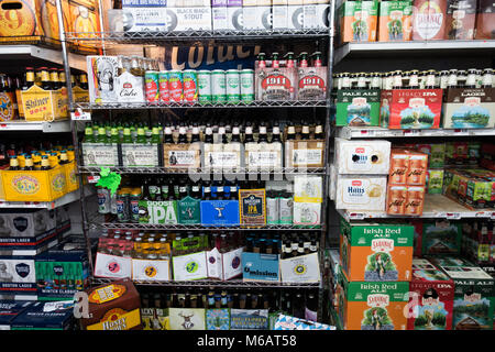 Ein Spaziergang in kühler, oder Bier Höhle, in einem Lebensmittelgeschäft in der Spekulant, NY USA voll von verschiedenen Marken von Bier und Ale. Stockfoto