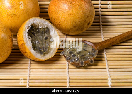 Frische und Reife, gelbe Passionsfrucht Stockfoto