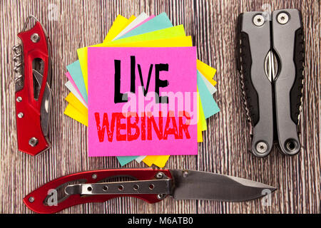 Schreiben Text zeigt Live Webinar. Business Konzept für Business Web E-Learning auf Holzuntergrund mit Taschenmesser mit Platz geschrieben Stockfoto
