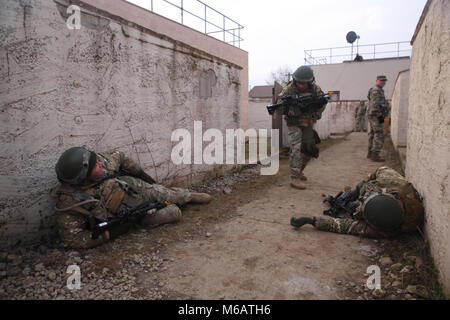 Eine georgische Soldaten von Charlie Company, 11 Leichte Infanterie Bataillon, 1 Infanterie Brigade kommt zu Hilfe zu simulierten Unfall während einer Mission rehearsal Übung (MRE) bei der US-Armee Joint Multinational Readiness Center in Hohenfels, Deutschland, Feb.11, 2018. Die MRE ist ein US Marine Corps führen Übung mit fast 900 Soldaten aus Georgien, Ungarn und den USA die MRE auf der aktuellen Betriebsumgebung basiert und umfasst Lektionen gelernt, um die 11 Inf vorzubereiten. Bn. (Georgisch) für offensive und defensive Operationen und einer Bereitstellung zur Unterstützung der Operatio Stockfoto