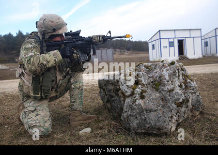 Eine georgische Soldaten von Charlie Company, 11 Leichte Infanterie Bataillon, 1 Infanterie Brigade liefert Sicherheit während einer Mission rehearsal Übung (MRE) bei der US-Armee Joint Multinational Readiness Center in Hohenfels, Deutschland, Feb.11, 2018. Die MRE ist ein US Marine Corps führen Übung mit fast 900 Soldaten aus Georgien, Ungarn und den USA die MRE auf der aktuellen Betriebsumgebung basiert und umfasst Lektionen gelernt, um die 11 Inf vorzubereiten. Bn. (Georgisch) für offensive und defensive Operationen und einer Bereitstellung zur Unterstützung der Operation Freiheit Sentinel. (U.S. Ar Stockfoto