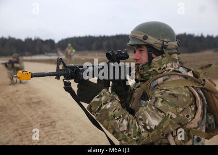 Eine georgische Soldaten von Charlie Company, 11 Leichte Infanterie Bataillon, 1 Infanterie Brigade liefert Sicherheit während einer Mission rehearsal Übung (MRE) bei der US-Armee Joint Multinational Readiness Center in Hohenfels, Deutschland, Feb.11, 2018. Die MRE ist ein US Marine Corps führen Übung mit fast 900 Soldaten aus Georgien, Ungarn und den USA die MRE auf der aktuellen Betriebsumgebung basiert und umfasst Lektionen gelernt, um die 11 Inf vorzubereiten. Bn. (Georgisch) für offensive und defensive Operationen und einer Bereitstellung zur Unterstützung der Operation Freiheit Sentinel. (U.S. Ar Stockfoto