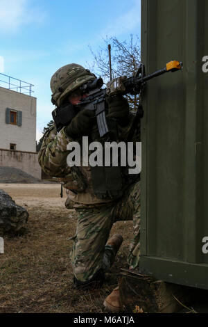 Eine georgische Soldaten von Charlie Company, 11 Leichte Infanterie Bataillon, 1 Infanterie Brigade liefert Sicherheit während einer Mission rehearsal Übung (MRE) bei der US-Armee Joint Multinational Readiness Center in Hohenfels, Deutschland, Feb.11, 2018. Die MRE ist ein US Marine Corps führen Übung mit fast 900 Soldaten aus Georgien, Ungarn und den USA die MRE auf der aktuellen Betriebsumgebung basiert und umfasst Lektionen gelernt, um die 11 Inf vorzubereiten. Bn. (Georgisch) für offensive und defensive Operationen und einer Bereitstellung zur Unterstützung der Operation Freiheit Sentinel. (U.S. Ein Stockfoto