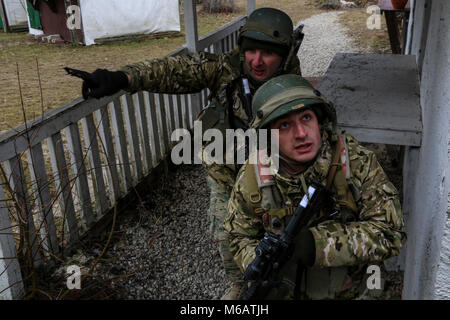 Georgische Soldaten von Charlie Company, 11 Leichte Infanterie Bataillon, 1 Infanterie Brigade klar einen Bereich während einer Mission rehearsal Übung (MRE) bei der US-Armee Joint Multinational Readiness Center in Hohenfels, Deutschland, Feb.11, 2018. Die MRE ist ein US Marine Corps führen Übung mit fast 900 Soldaten aus Georgien, Ungarn und den USA die MRE auf der aktuellen Betriebsumgebung basiert und umfasst Lektionen gelernt, um die 11 Inf vorzubereiten. Bn. (Georgisch) für offensive und defensive Operationen und einer Bereitstellung zur Unterstützung der Operation Freiheit Sentinel. (U.S. Armee Stockfoto