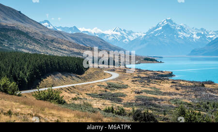 Straße entlang des Lake Pukaki, Region Mount Cook, Südinsel, Neuseeland Stockfoto