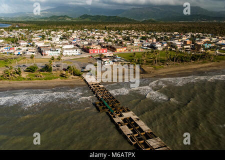 Bayamon, Puerto Rico, 13.02.2018- die FEMA Region VII Personal, Region VII Administrator Paul Taylor und FEMA Personal aus der Gemeinsamen Field Office erhalten Sie eine Luftaufnahme der Mulle Punta Santiago in Humacao beschädigt durch den Hurrikan Maria. Die FEMA/K.C. Wilsey Stockfoto