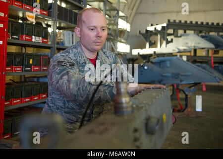 Us Air Force Staff Sgt. Nicholas Chapman, 52 Aircraft Maintenance Squadron aircraft Weapons System Spezialist, unterbricht den elektrischen Wandler Kabelbaum, "Chappi", aus der LAU-118 Launcher in Spangdahlem Air Base, Deutschland, Feb.16, 2018. Ein 3-Mann Team von AMXS Flieger zusammen gearbeitet, der Programmierung der Lau zu verbessern - 118 Launcher, Verbesserung der F-16 Fighting Falcon Fähigkeiten und Speichern von Arbeitsstunden. (U.S. Air Force Stockfoto