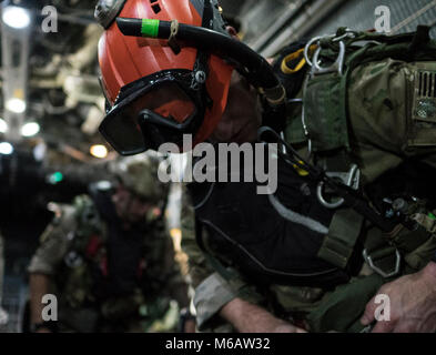 Ein US Air Force 320 Spezielle Taktiken Squadron pararescueman bereitet für militärische Operationen den freien Fall aus einer U.S. Air Force 1 Special Operations Squadron MC-130H Combat Talon II Februar 20, 2018, at Chandy, Thailand. Als Höhepunkt an Cobra Gold 2018, Betreiber von den 320 STS und Royal Thai Air Force 3 Special Operations Regiment ausgeführt eine komplette Mission Profil pararescueman und zur Bekämpfung der Controller Kenntnisse in mehreren Mission wesentliche Aufgaben zugreifen. (U.S. Air Force Stockfoto