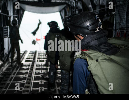 Royal Thai Air Force 3 Special Operations Regiment Betreiber beobachten eine takelage alternative Methode Zodiac (RAMZ) von der US Air Force 1 Special Operations Squadron MC-130H Combat Talon II Februar 20, 2018 Chandy airdropped, Palette, Thailand. Us Air Force 320 Spezielle Taktiken Squadron und RTAF 3 SOR Betreiber ausgeübt Wasser Recovery Operationen mit einem RAMZ Paket. (U.S. Air Force Stockfoto