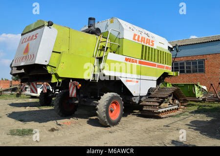 Russland, Poltavskaya Dorf - 6. September 2015: Erntemaschinen Landmaschinen Mähdrescher Stockfoto