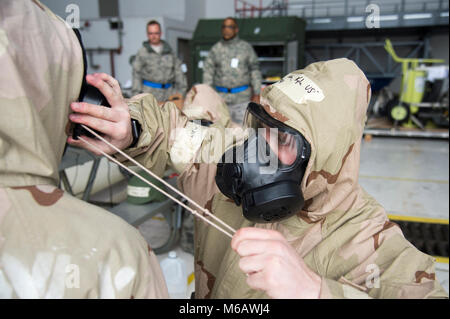 Airman Kyle Wilson, 736Th Aircraft Maintenance Squadron aerospace Wartung Lehrling, hilft einem Kollegen ihre Haube um ihr Gas Maske anziehen, während die 2018 Vengeant Eagle Übung Feb.22, 2018 in Dover Air Force Base, Del Alle US-service Mitglieder werden geschult, um Don ihr Gas Mask in neun Sekunden klar und und muss nicht alle Ihre MOPP (Mission Oriented schützende Haltung) in zwei Minuten oder weniger. (U.S. Air Force Stockfoto