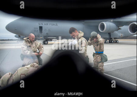 Eine Ansicht von innen eine M50 gasmaske während der 2018 Vengeant Eagle Übung Feb.22, 2018 in Dover Air Force Base, Del. Die Maske ist eine Verbesserung gegenüber dem alten M40-Modell und ermöglicht eine bessere Sicht. (U.S. Air Force Stockfoto