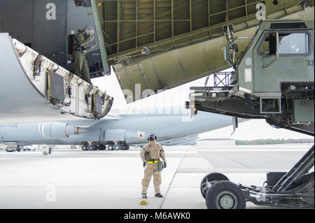 Team Dover Flieger offload eine C-5 M Super Galaxy tragen volle MOPP gear während der 2018 Vengeant Eagle Übung Feb.22, 2018 in Dover Air Force Base, Del. Eine der vielen Aufgaben, die während der Übung war zu landen offload Cargo in einer simulierten verschmutzte Umwelt und. (U.S. Air Force Stockfoto