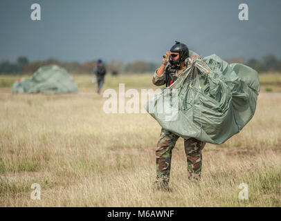 Royal Thai Air Force 3 Special Operations Regiment Betreiber Land sicher auf der Drop Zone nach einem bilateralen Freundschaft mit US Air Force 320 Spezielle Taktiken Squadron Feb.22, 2018, bei Thai Air Force Base Flügel 2 in Lopburi, Thailand. Ausführung springen im gesamten Cobra Gold 2018, die Mitglieder der 320. STS und RTAF 3 SOR die Stärke einer Partnerschaft, die in den letzten 19 Jahren entwickelt hat. (U.S. Air Force Stockfoto