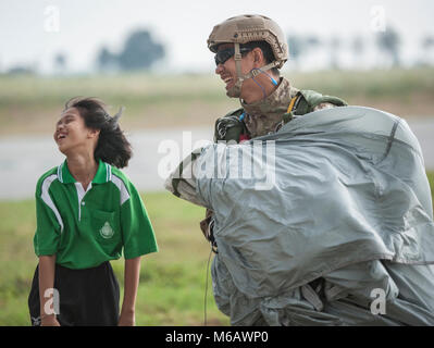 Ein Royal Thai Air Force 3 Special Operations Regiment Fahrer trifft sich mit thailändischen Studenten aus Sirijantaranmit Schule Lopburi nach einem bilateralen Freundschaft mit US Air Force 320 Spezielle Taktiken Squadron Feb.22, 2018, bei Thai Air Force Base Flügel 2 in Lopburi, Thailand. Die militärische Mitglieder zeigten die Wertschätzung für die lokale Gemeinschaft folgenden Cobra Gold 2018 mit einem Tag der Aktivitäten, Eröffnungsfeiern, Sportspiele, Mittagessen und bilateralen Freundschaft springen und Antenne Demonstration. (U.S. Air Force Stockfoto