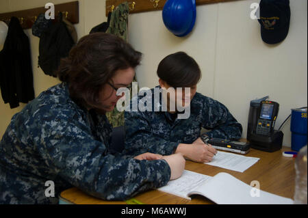 NEWPORT NEWS, Virginia (Feb. 22, 2018) Kulinarische Specialist Seaman Shelby Besserman, links, von Wilsonville, Oregon, und Aleczandrea Afanes, Antioch, Kalifornien, schauen Sie über Schreibarbeit. Der Nimitz-Klasse Flugzeugträger USS George Washington (CVN 73) befindet sich in einem Tank- und komplexen Überholung (RCOH) bei Newport News Werft. RCOH ist ein fast 4-jährigen Projekt nur einmal während einer Fluggesellschaft, die 50-jährige Nutzungsdauer, einschließlich Betankung von zwei nukleare Reaktoren des Schiffes sowie erhebliche Reparaturen, Upgrades und Modernisierung. (U.S. Marine Stockfoto