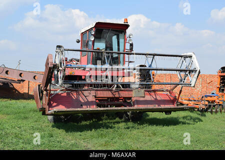 Russland, Poltavskaya Dorf - 6. September 2015: Reis Reis header Harvester. Landwirtschaftliche Maschinen Stockfoto