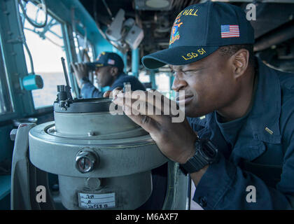 Ozean (Feb. 26, 2018), der Stern Myles Swain, von Macon, Georgia, nimmt das Lager einer Oberfläche Schiff an Bord der Harpers Ferry-Klasse dock Landung Schiff USS Oak Hill (LSD 51) Feb 26, 2018. Oak Hill, Home-in Virginia Beach, Virginia portiert, ist die Durchführung naval Operations in den USA 6 Flotte Bereich der Operationen. (U.S. Marine Stockfoto