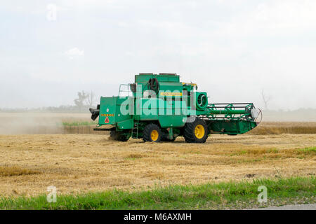 Russland, Temryuk - 01. Juli 2016: Combain sammelt auf dem Weizen. Landwirtschaftliche Maschinen im Feld. Getreideernte. Stockfoto