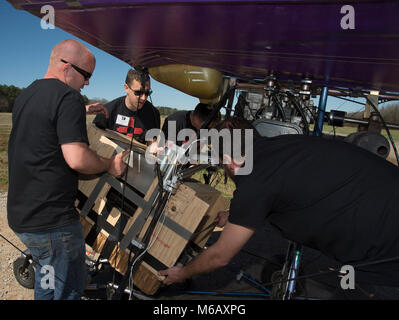 Mitglieder der Kirtland Air Force Base Air Force Research Laboratory Commander's Challenge Team 2017 wird die Nutzlast Last auf Ihrer Fernbedienung, ultra-light Aircraft in der Vorbereitung für ihre Mannschaft, Demonstration, 24.02.27, 2018, an der Redstone Arsenal in Huntsville, Alabama. Ihr Konzept war ein autonomes Fahrzeug fallen, beladen mit liefert, die dann das GPS verwenden Sie den Weg zu den warfighters in zu finden. (U.S. Air Force Stockfoto