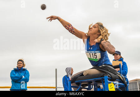 Senior Airman Heather Carter, ein verwundeter Krieger Athlet, wirft einen Schuß während der Leichtathletik Wettbewerb auf der 5. jährlichen Luftwaffe verwundete Krieger Studien auf der Nellis Air Force Base, Nevada, Feb 27, 2018. Service Mitglieder beteiligen sich an adaptive athletische instand setzen für nachhaltige Auswirkungen auf die körperliche und seelische Erholung. (U.S. Air Force Stockfoto