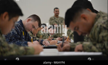 BELL GARDENS, Calif (Feb 11, 2018) finden Segler zugeordnet Navy Operational Support Center (Nosc) Los Angeles die E-4 bis E-7 Förderung Untersuchung in der exerzierhalle am NOSC Los Angeles nehmen. Finden Segler ergänzen und Arbeit neben Ihrer aktiven Kollegen auf See, an Land und in der Luft, die sich auf alle Preise und Aufträge, die Marine zu bieten hat. (U.S. Marine Stockfoto