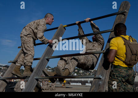 Rekruten mit Fox Unternehmen, 2. rekrutieren Ausbildung Bataillon, Klettern ein Hindernis bei der Vertrauen Kurs an der Marine Corps Recruit Depot San Diego, 13.02.Viele der Hindernisse Test das Vertrauen der Rekruten und mentale Stärke bei der Überwindung der Herausforderungen vor Ihnen. Drill Instructors überwacht die Fortschritte der Rekruten, um sicherzustellen, dass Waren Sie manövrieren durch die Hindernisse der richtige Weg. Jährlich mehr als 17.000 Männer aus den westlichen Recruiting Region rekrutiert werden an MCRD San Diego ausgebildet. Fox Unternehmen ist der Abschluss 13. April vorgesehen. Stockfoto