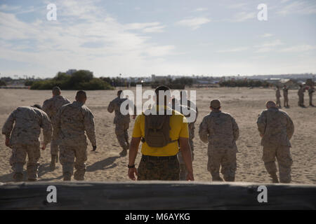 Staff Sgt. Adrian H. Peralta, drill instructor, Fuchs, 2. rekrutieren Ausbildung Bataillon, beauftragt, Rekruten zu Sprint vor und zurück zu bewegen und wartet, während das Vertrauen in das Marine Corps Recruit Depot San Diego, 24.02.13. Bohrer Instruktoren betreut die Veranstaltung und beriet die Rekruten auf die Techniken erforderlich, um jedes Hindernis erfolgreich abgeschlossen. Jährlich mehr als 17.000 Männer aus den westlichen Recruiting Region rekrutiert werden an MCRD San Diego ausgebildet. Fox Unternehmen ist der Abschluss 13. April vorgesehen. Stockfoto