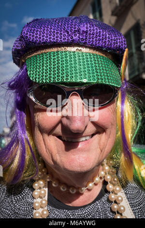 Kostümierte Nachtschwärmer in der Krewe von Cork Mardi Gras Parade teilnehmen. French Quarter, New Orleans, Louisiana, USA Stockfoto