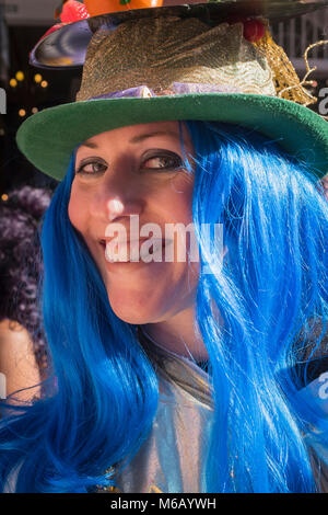 Kostümierte Nachtschwärmer in der Krewe von Cork Mardi Gras Parade teilnehmen. French Quarter, New Orleans, Louisiana, USA Stockfoto