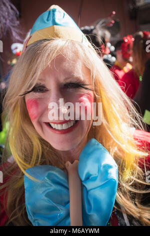 Kostümierte Nachtschwärmer in der Krewe von Cork Mardi Gras Parade teilnehmen. French Quarter, New Orleans, Louisiana, USA Stockfoto