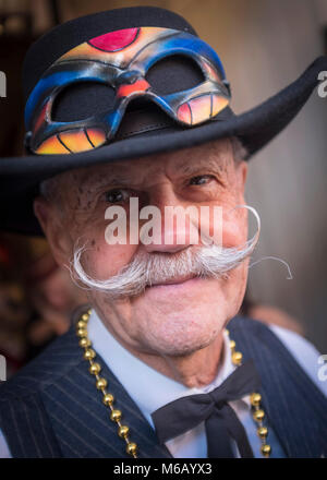 Kostümierte Nachtschwärmer in der Krewe von Cork Mardi Gras Parade teilnehmen. French Quarter, New Orleans, Louisiana, USA Stockfoto