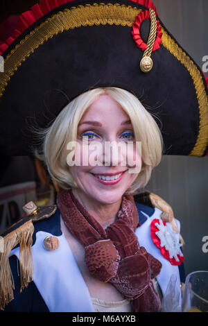 Kostümierte Nachtschwärmer in der Krewe von Cork Mardi Gras Parade teilnehmen. French Quarter, New Orleans, Louisiana, USA Stockfoto