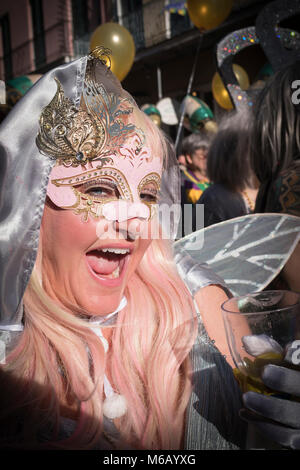 Maskiert und kostümiert Nachtschwärmer in der Krewe von Cork Mardi Gras Parade teilnehmen. French Quarter, New Orleans, Louisiana, USA Stockfoto