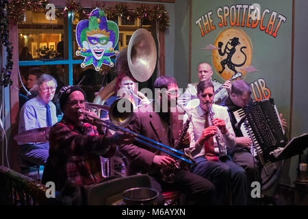 Jazz Band auf die Gefleckte Katze, New Orleans, Louisana, USA durchführen Stockfoto