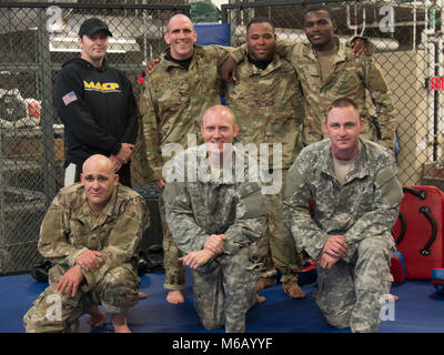 Von links nach rechts: Staff Sgt. Thomas J. Wright für die Zentrale und Sitz der Gesellschaft, 2. gepanzerte Brigade Combat Team, 3rd Infantry Division, Kapitän Andrew Alterman, Seelsorger für HHC, 9th Engineer Battalion, 2nd ABCT, 3.-ID, Pfc. Michael Roberts, mit der Firma H., 3rd Battalion, 67th Panzer Regiment, 2 ABCT, 3.-ID, PFC-zugeordnet. Jordan Dunn, mit der Firma H., 3rd Battalion, 67th Panzer Regiment, 2 ABCT, 3.-ID zugewiesen, Sgt. Charles Yarborough, der Sitz und die Hauptverwaltung Bataillon, 3 Infanterie Division Artillerie zugewiesen, 3.ID, 2 Leutnant Jakob Trigleth, zugeordnet zu den 603Rd Aviat Stockfoto