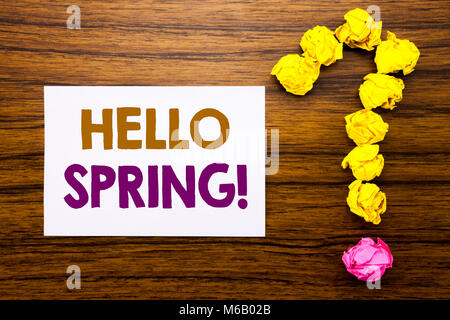 Handschriftlichen Text angezeigt Hallo Frühling!. Business Konzept für Sommer einladend Geschrieben Haftnotiz Papier, Holz- Hintergrund mit Fragezeichen her Stockfoto