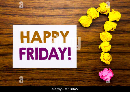 Handschriftlichen Text anzeigen Happy Freitag. Business Konzept für Wochenende einladend Geschrieben Haftnotiz Papier, Holz- Hintergrund mit Fragezeichen von St Stockfoto