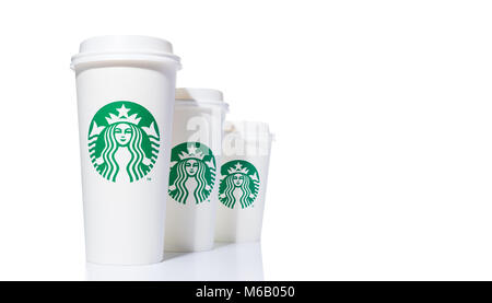 Chiang Mai, Thailand - 24. Februar 2018 - Starbucks Coffee Papierbecher in 3 Größen, groß, Grande, und Venti, sind nebeneinander auf weißem Hintergrund Stockfoto