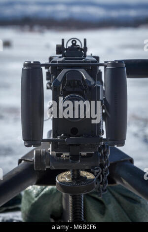 Ein M2 Maschinengewehr sitzt auf der Schusslinie in Betrieb Cold Steel II am Fort McCoy, Wis., Feb 25, 2018. Betrieb Cold Steel ist der US-Armee finden Crew - Serviert Waffen Qualifizierung und Validierung ausüben, um sicherzustellen, dass America's Army Reserve Einheiten und Soldaten ausgebildet sind und bereit, auf kurze bereitstellen - Bekanntmachung als Teil bereit, Kraft X und überall in der Welt bekämpfen - bereit und tödlichen Feuerkraft zur Unterstützung der Armee und unsere gemeinsamen Partner bringen. (U.S. Armee finden Stockfoto