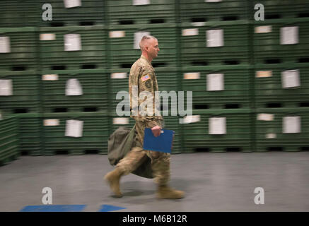 Flieger der 621St Contingency Response Flügel zugeordnet, gehen Sie durch die Mobilität der Fertigungsstraße bei Travis Air Force Base, Calif., Feb 26, 2018. Die Flieger nahmen an einem einwöchigen base-breite Bereitschaft Übung, die die Bereitschaft der Basis und die Fähigkeit zu führen und schnelle globale Mobilität rund um die Welt stützen ausgewertet. (U.S. Air Force Stockfoto