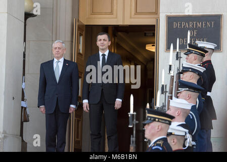 Verteidigungsminister James N. Mattis Hosts mit Minister des Montenegro für Verteidigung, Predrag Bošković für ein Treffen auf das Pentagon in Washington, D.C., Jan. 27, 2018. (DoD Stockfoto