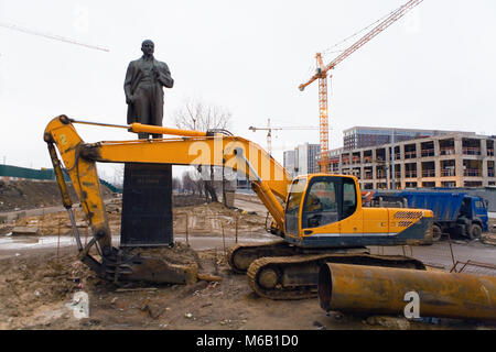 Das Denkmal Lenin auf dem Territorium der ehemaligen Likhachev Anlage. Die Inschrift auf dem Denkmal: Wladimir Iljitsch Lenin. Stockfoto