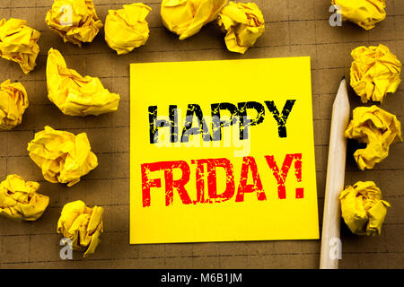Handschrift Text anzeigen Happy Freitag. Business Konzept für Wochenende einladend auf haftnotiz Papier auf Gelb vintage Hintergrund geschrieben. Gefaltete Yello Stockfoto