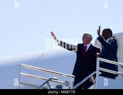 Vice President Mike Pence kommt in Nashville, Tennessee, mit dem US-Minister für Wohnungsbau und Stadtentwicklung, Dr. Ben Carson am Dienstag, Februar 27, 2018 an der Beere Feld Air National Guard Base. Pence wurde in dem Bereich auf der nationalen religiösen Sender 75. jährliche Versammlung zu sprechen. Stockfoto