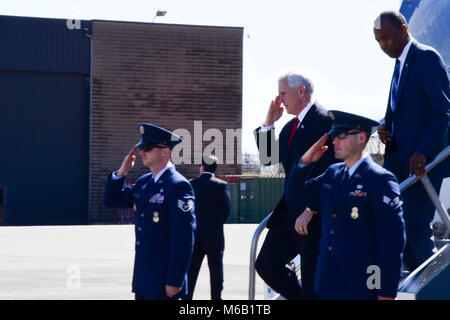 Vice President Mike Pence kommt in Nashville, Tennessee, mit dem US-Minister für Wohnungsbau und Stadtentwicklung, Dr. Ben Carson am Dienstag, Februar 27, 2018 an der Beere Feld Air National Guard Base. Pence wurde in dem Bereich auf der nationalen religiösen Sender 75. jährliche Versammlung zu sprechen. Stockfoto